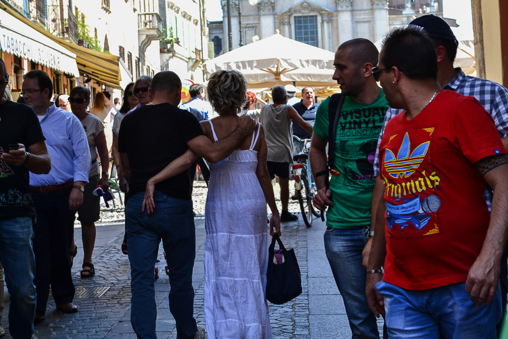 La signora non passa di certo inosservata...